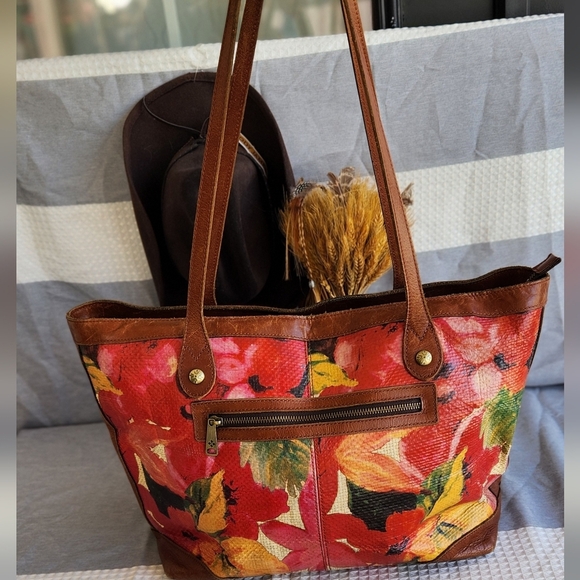 Splatter a garden of beauty upon your favorite Patricia Nash™ Straw Viotti Tote. - Picture 5 of 11